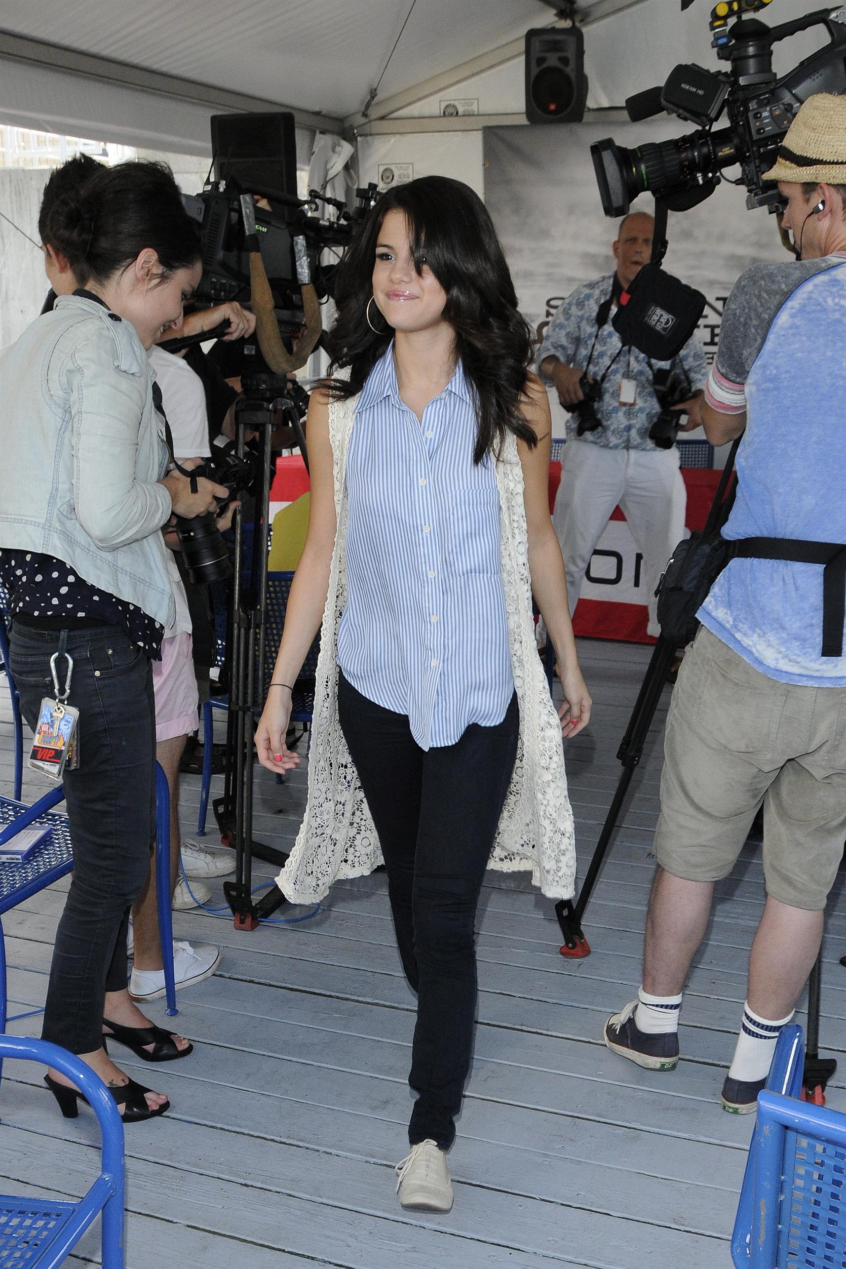 Selena Gomez holds press conference at the Molson pictures | Picture 63871